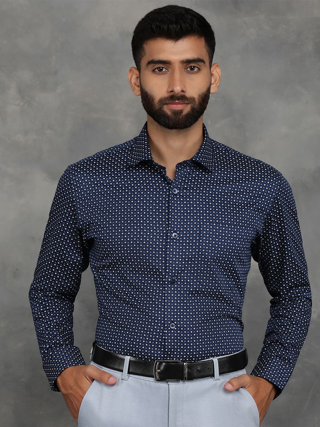 

Greenfibre Men Cutaway Collar Micro Ditsy Printed Cotton Slim Fit Casual Shirt, Navy blue
