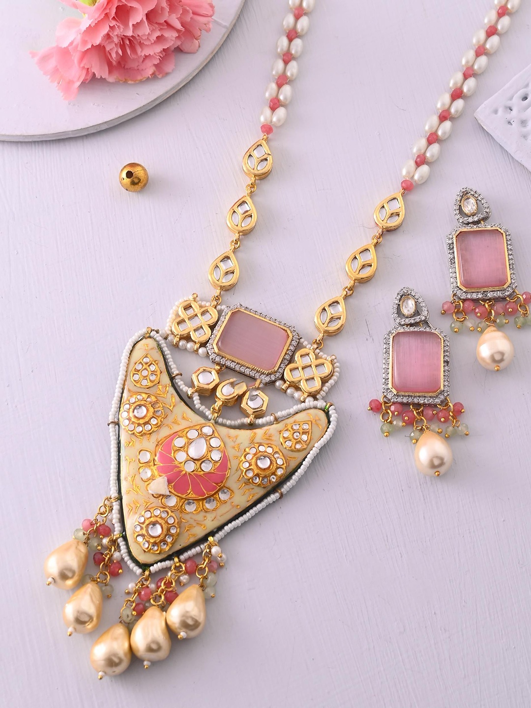 

DASTOOR Gold-Plated Kundan-Studded & Beaded Necklace & Earrings