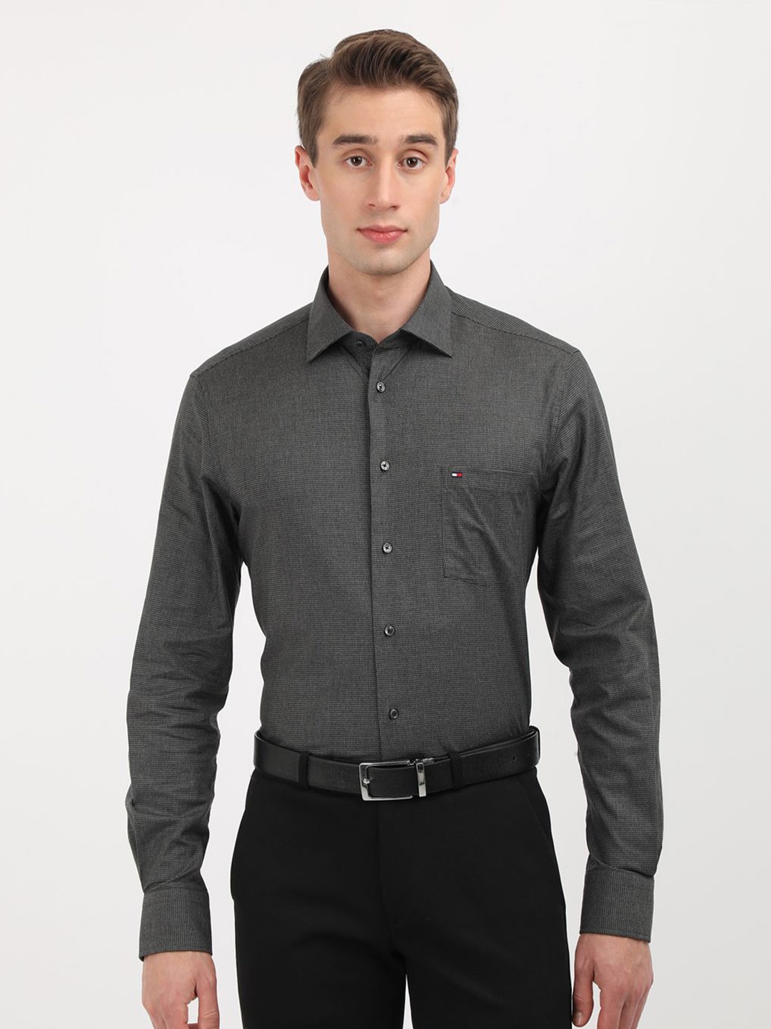 

Tommy Hilfiger Men Cutaway Collar Solid Cotton Formal Shirt, Grey