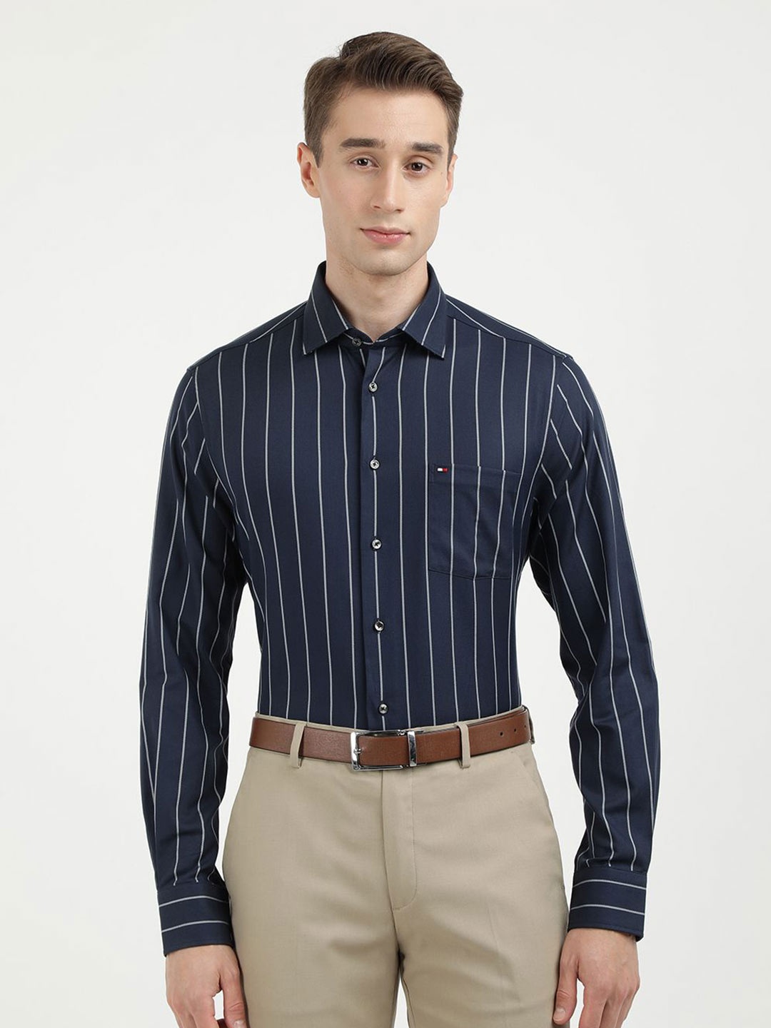 

Tommy Hilfiger Men Cutaway Collar Vertical Striped Cotton Formal Shirt, Navy blue