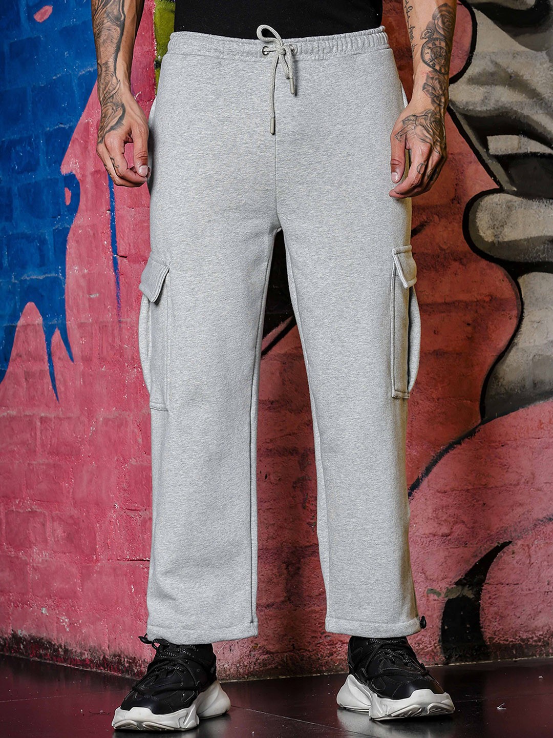 

TOMHIDDLE Men Solid Relaxed-Fit Mid-Rise Cargo Joggers, Grey