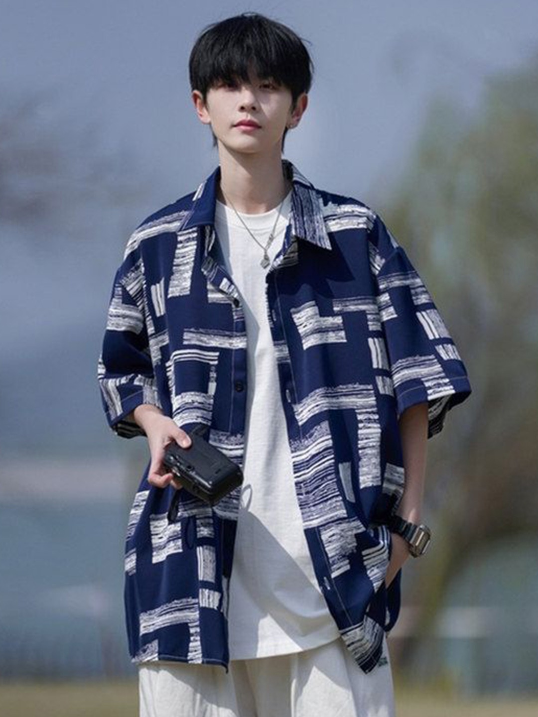 

StyleCast Men Spread Collar Abstract Printed Boxy Casual Shirt, Navy blue