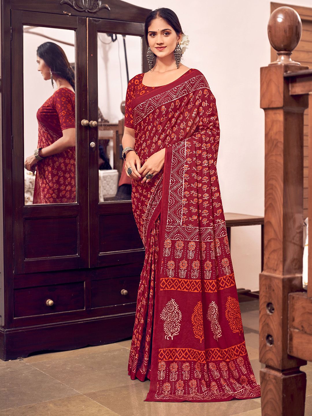 

Ishin Floral Printed Saree With Blouse Piece, Red