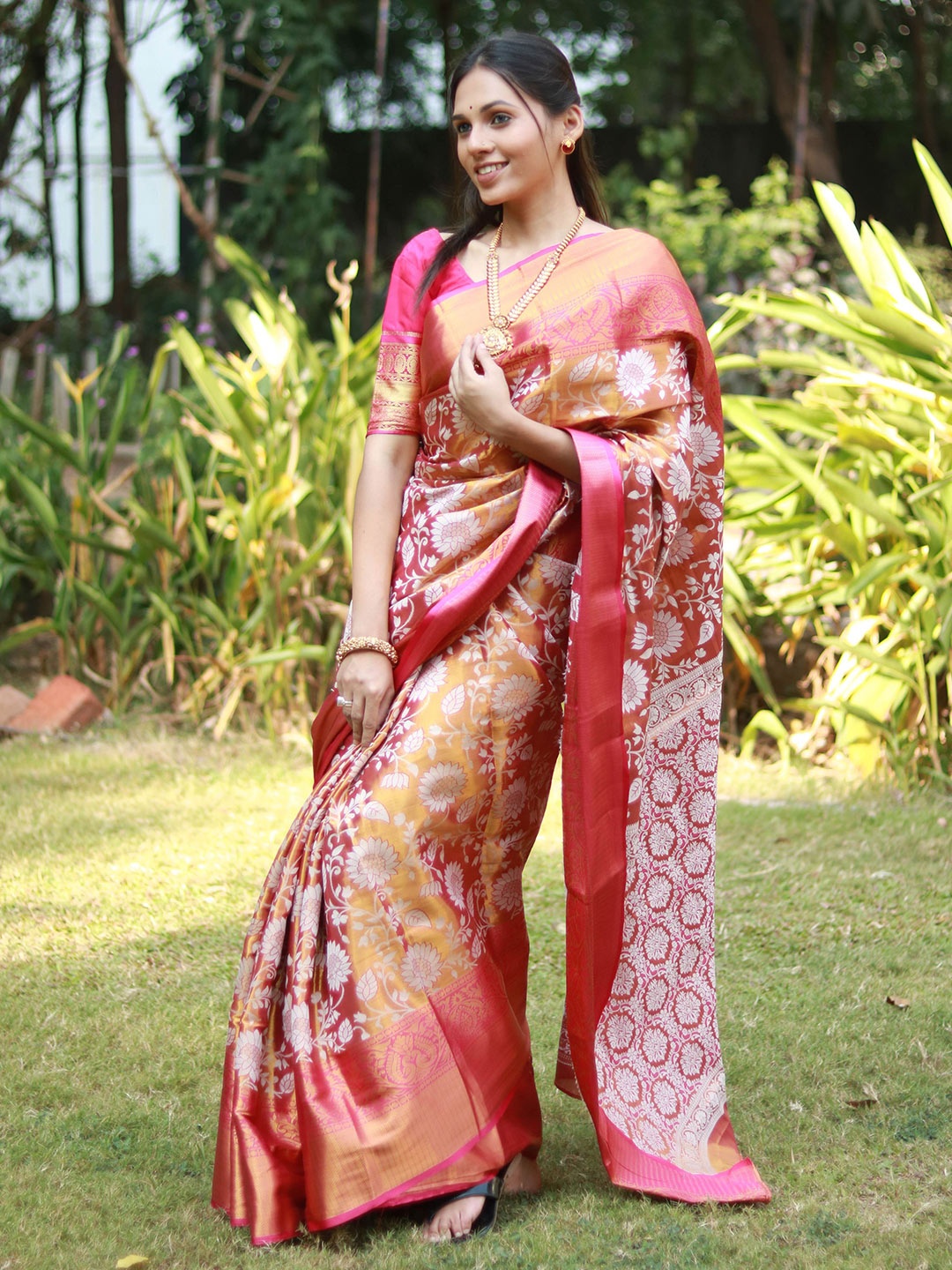 

DrapeMall Ethnic Motifs Woven Design Zari Kanjeevaram Saree, Pink