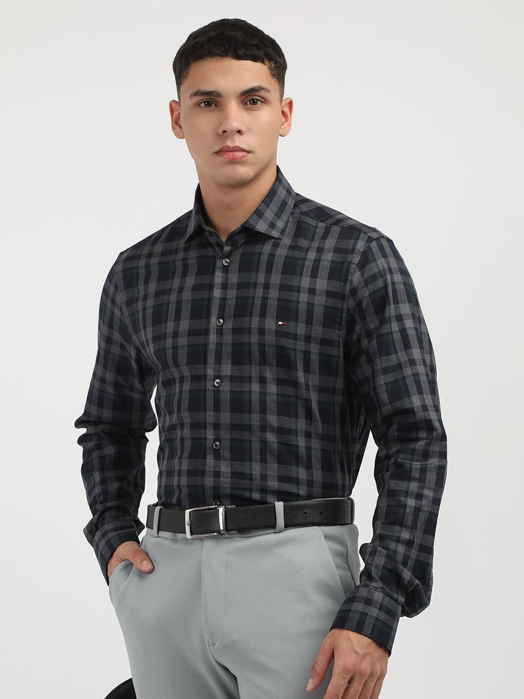 

Tommy Hilfiger Men Cutaway Collar Tartan Checked Cotton Formal Shirt, Navy blue
