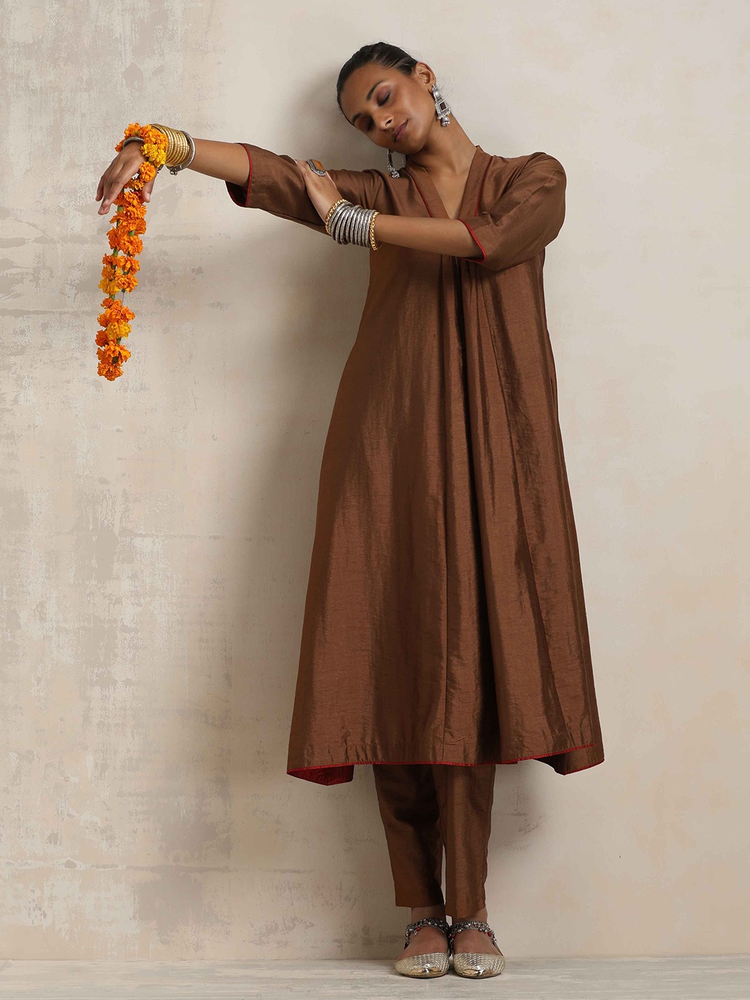 

trueBrowns Pleated A-Line Kurta with Trousers, Brown