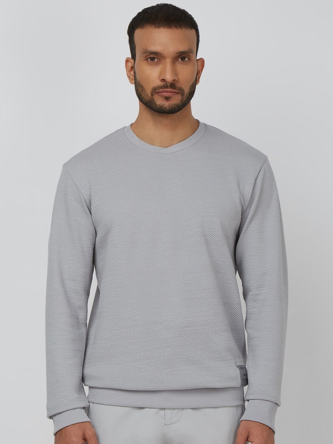 

Mufti Men Monochrome Applique Slim Fit T-shirt, Grey