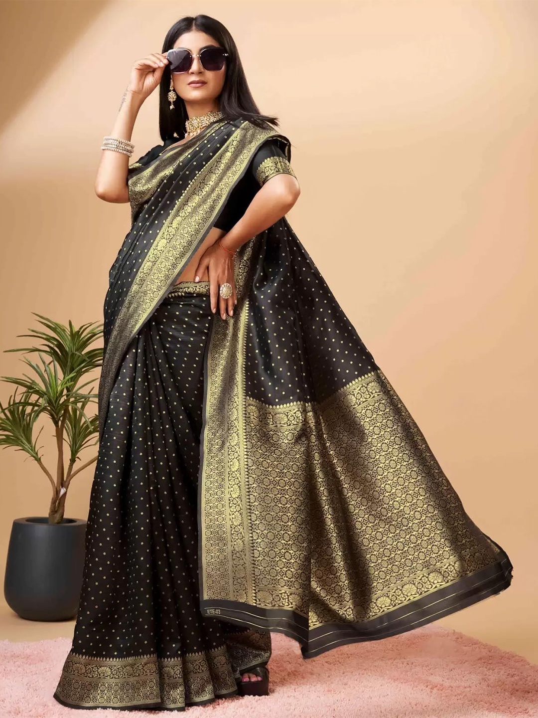 

QENY Woven Design Zari Traditional Banarasi Saree, Black