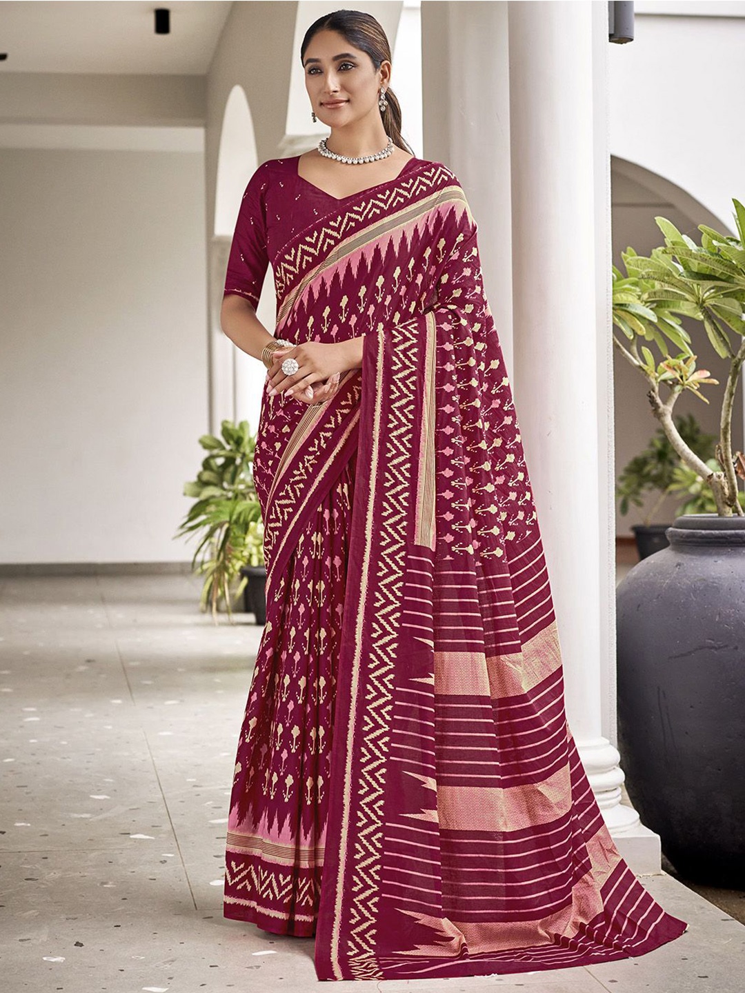 

Ishin Floral Printed Saree, Maroon
