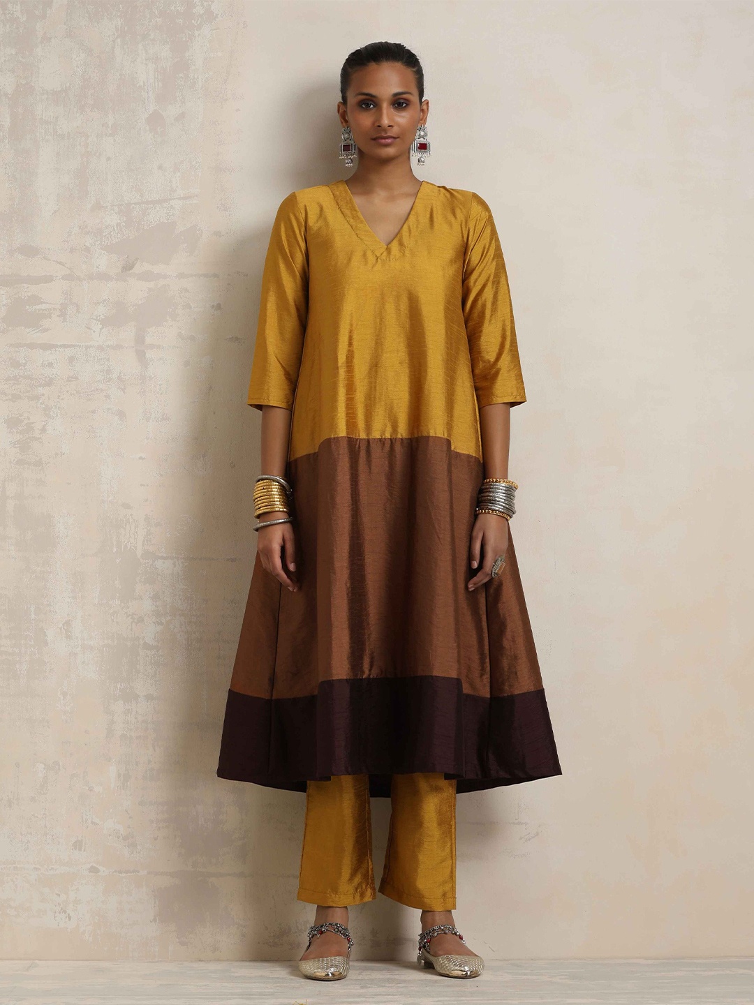 

trueBrowns Colourblocked V-Neck Kurta with Trousers, Gold