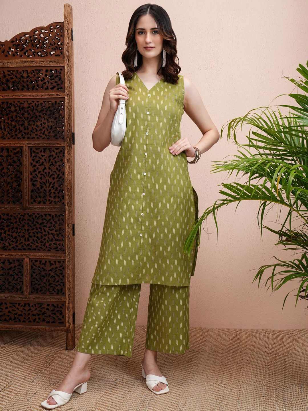 

Vishudh Green Printed Pure Cotton Straight Kurta with Palazzos