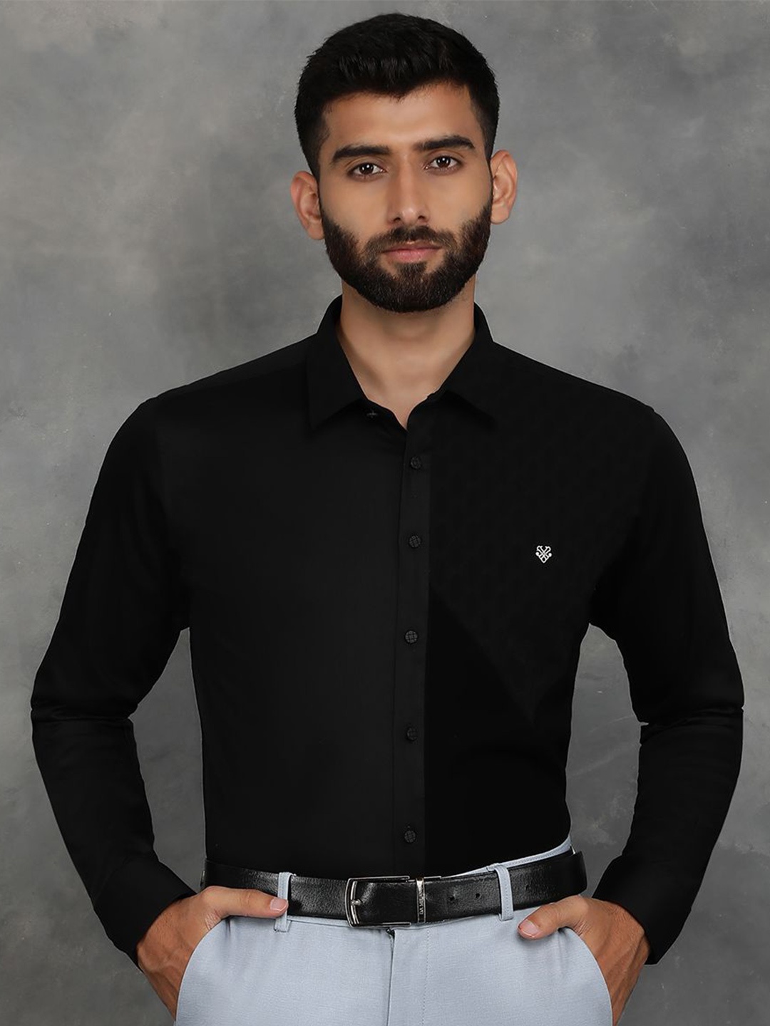 

JB STUDIO Men Spread Collar Colourblocked Slim Fit Formal Shirt, Black