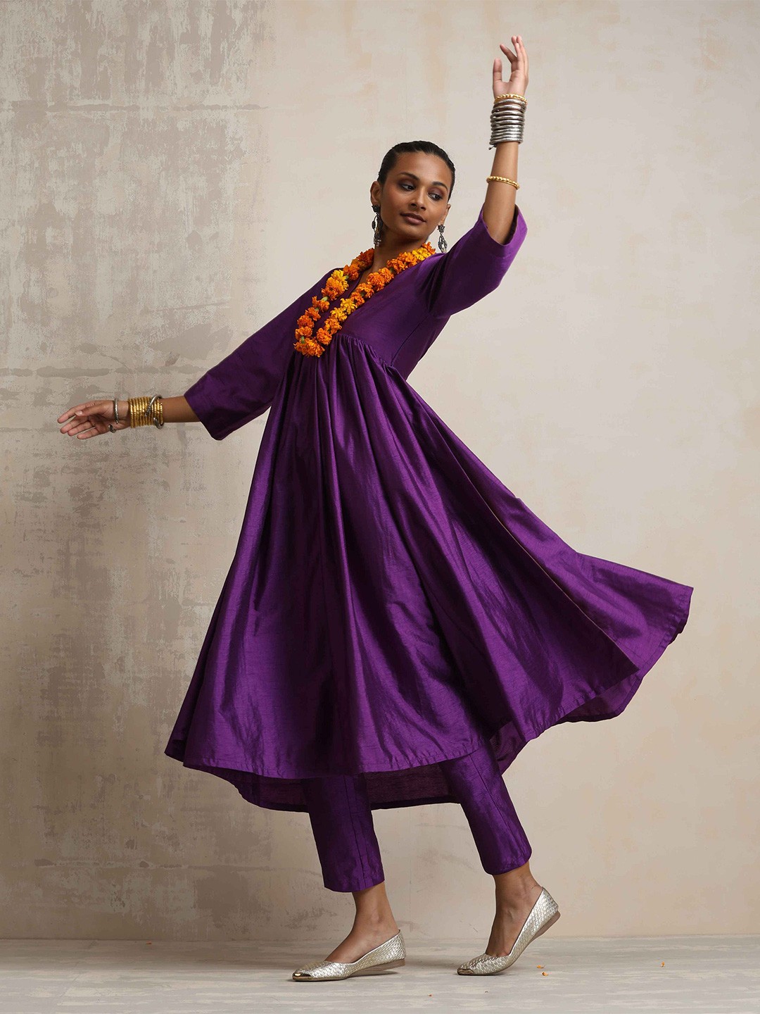 

trueBrowns V Neck Pleated Anarkali Kurta with Trousers, Purple