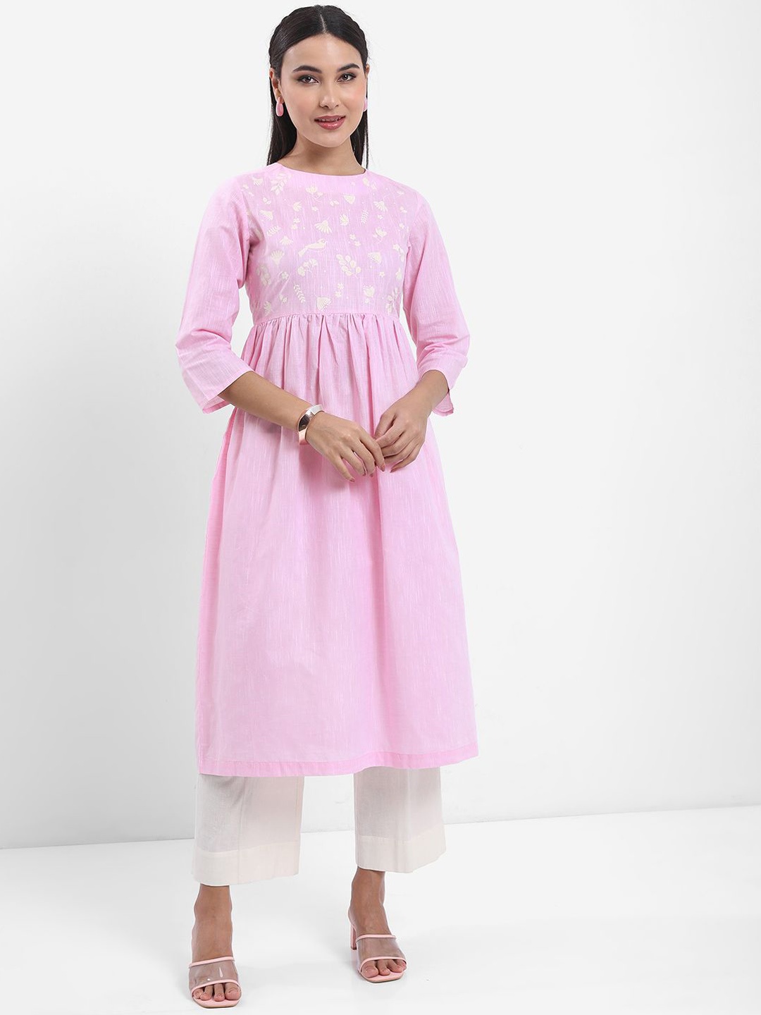 

Vishudh Pink Floral Printed Straight Kurta