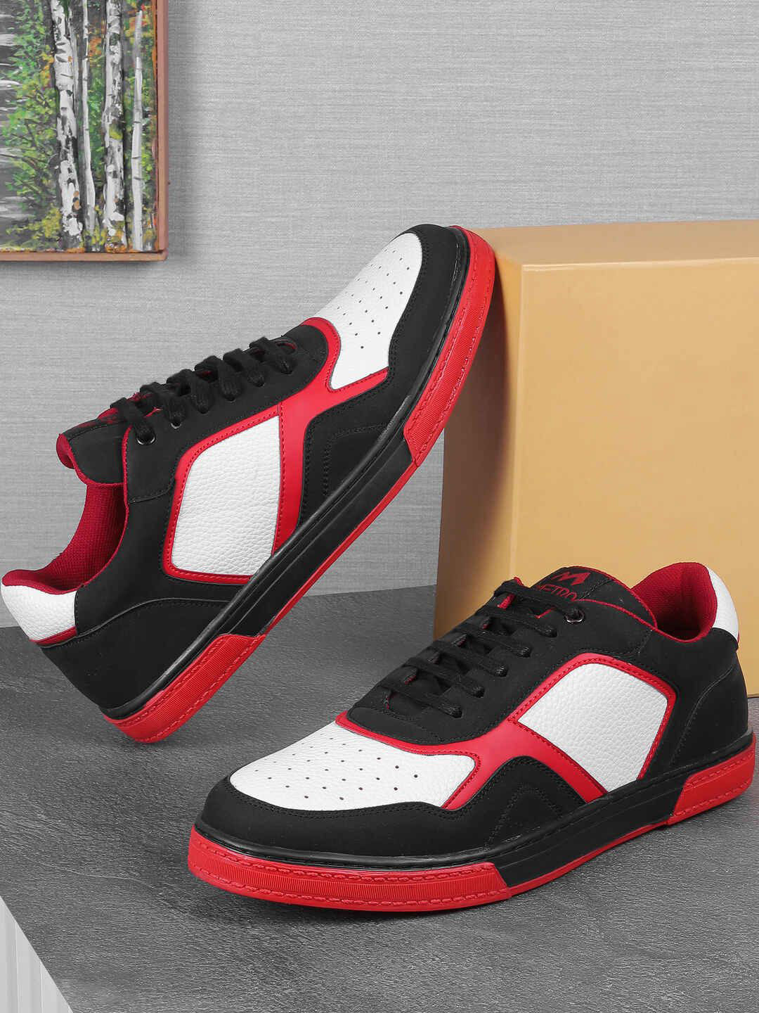

Metro Men Colourblocked Round Toe Sneakers, Black