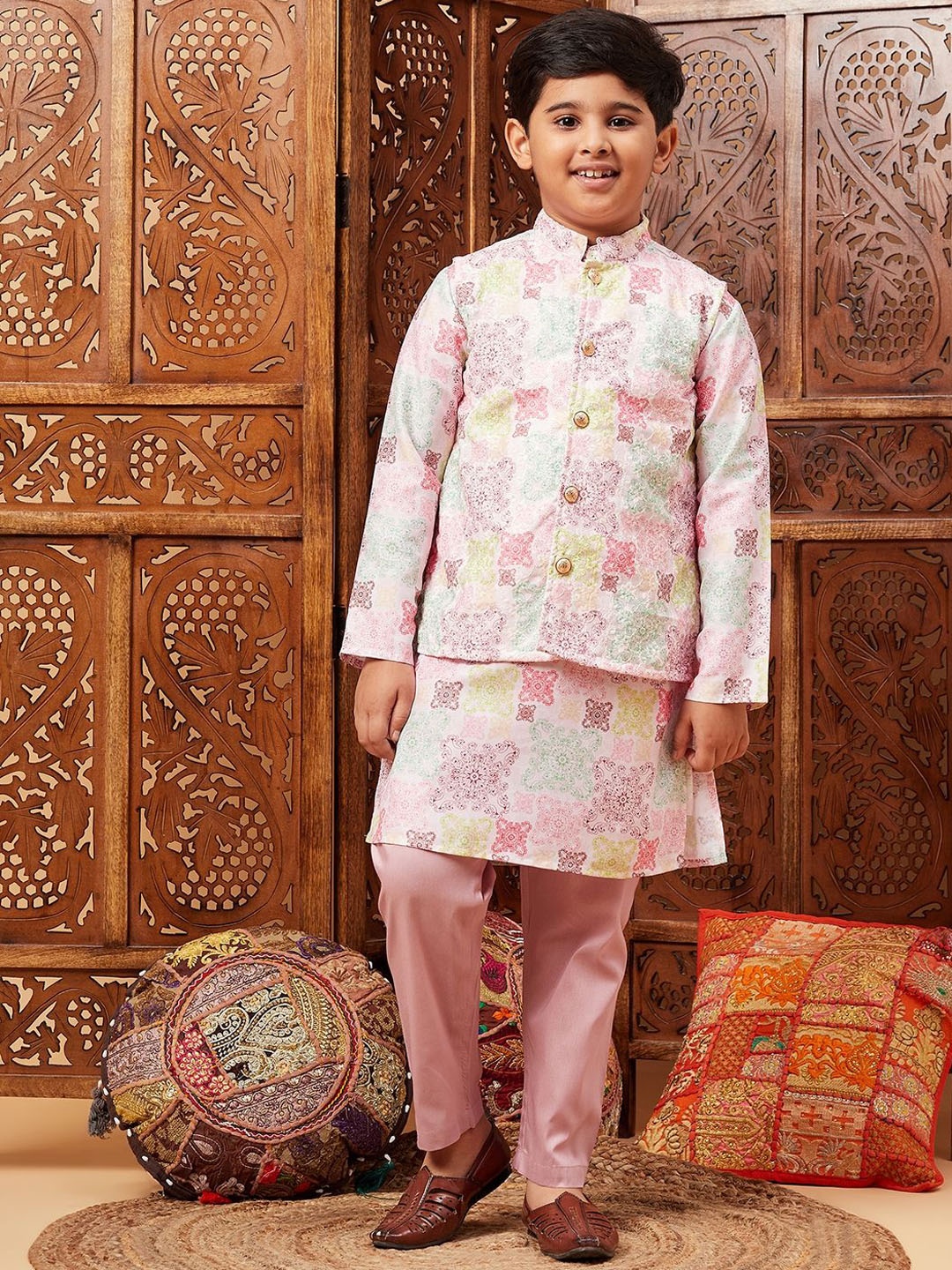 

Stylo Bug Boys Ethnic Motifs Printed Straight Kurta with Trousers, Pink