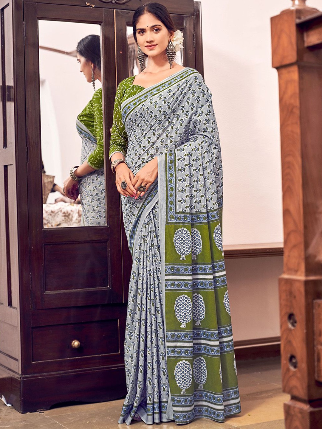 

Ishin Floral Printed Saree, Grey