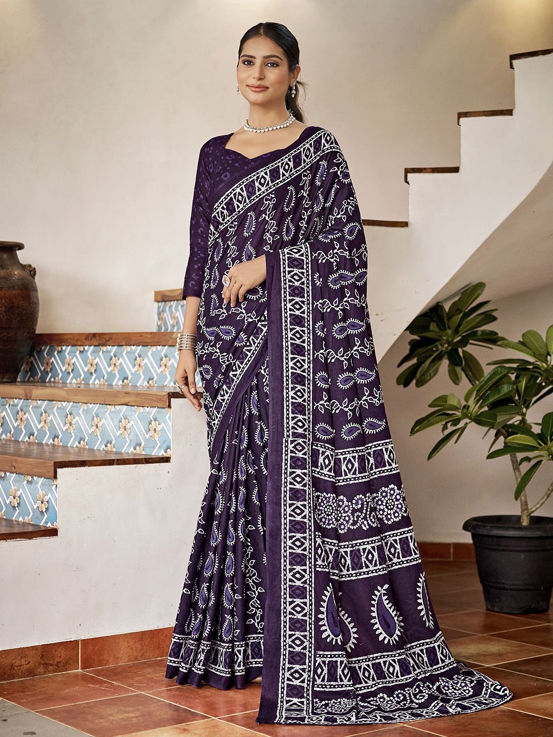 

Ishin Ethinic Motif Printed Daily Wear Saree, Blue