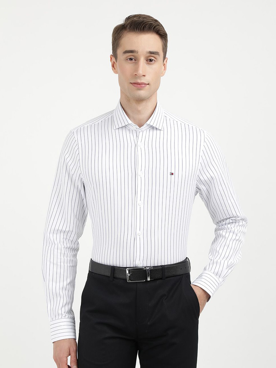 

Tommy Hilfiger Men Cutaway Collar Vertical Striped Cotton Formal Shirt, White