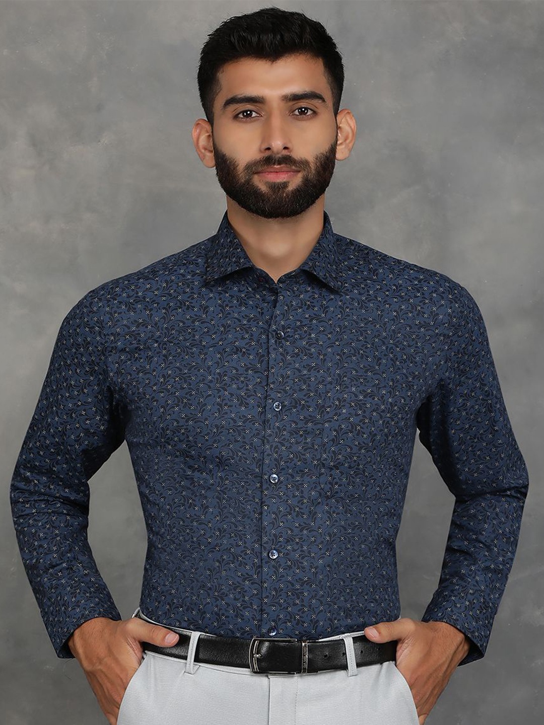 

Greenfibre Men Spread Collar Floral Printed Cotton Slim Fit Casual Shirt, Navy blue