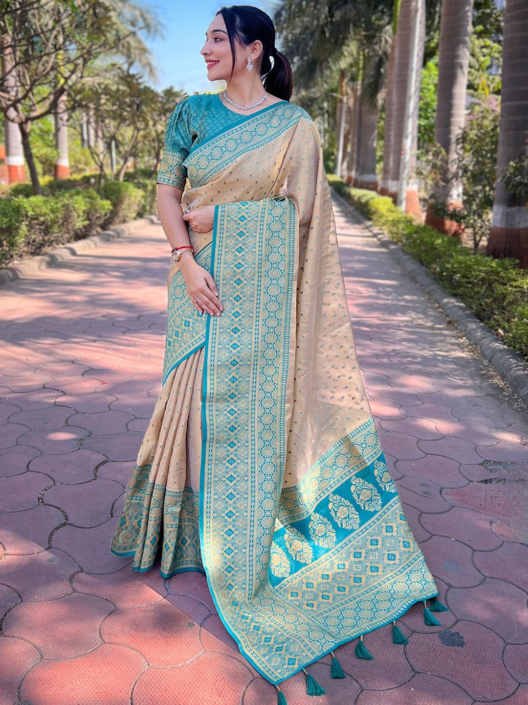 

Panzora Ethnic Motifs Woven Design Zari Tissue Banarasi Saree, Beige