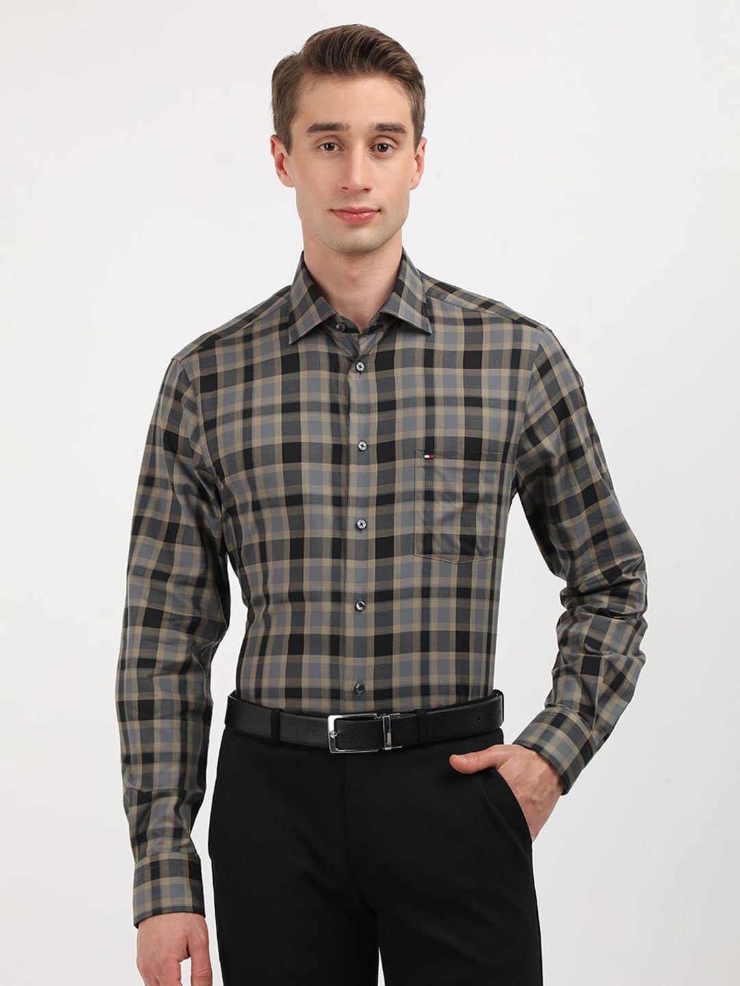 

Tommy Hilfiger Men Cutaway Collar Checked Cotton Formal Shirt, Grey