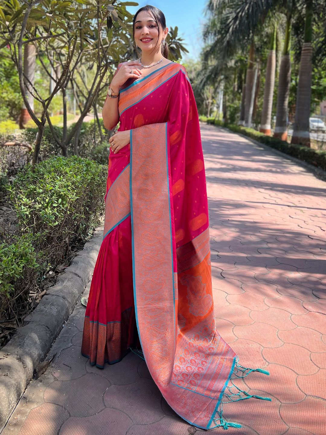 

Mitera Woven Design Zari Banarasi Saree With Unstitched Blouse Piece, Pink