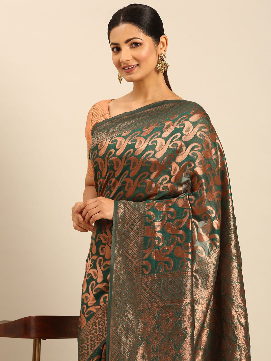 

Ishin Ethnic Motifs Woven Design Zari Festive Wear Saree, Green