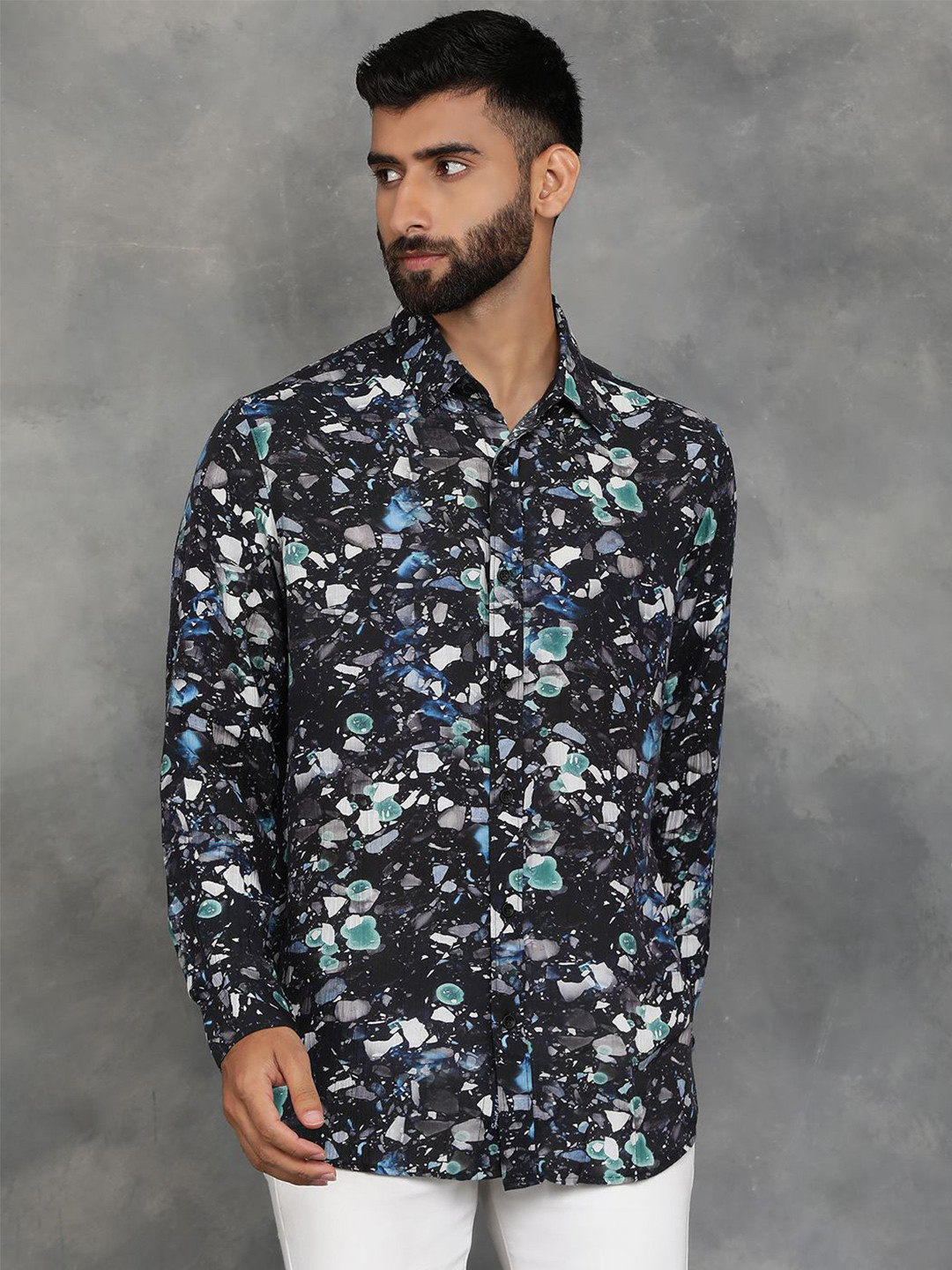 

JADE BLUE Men Cutaway Collar Abstract Solid Slim Fit Casual Shirt, Black