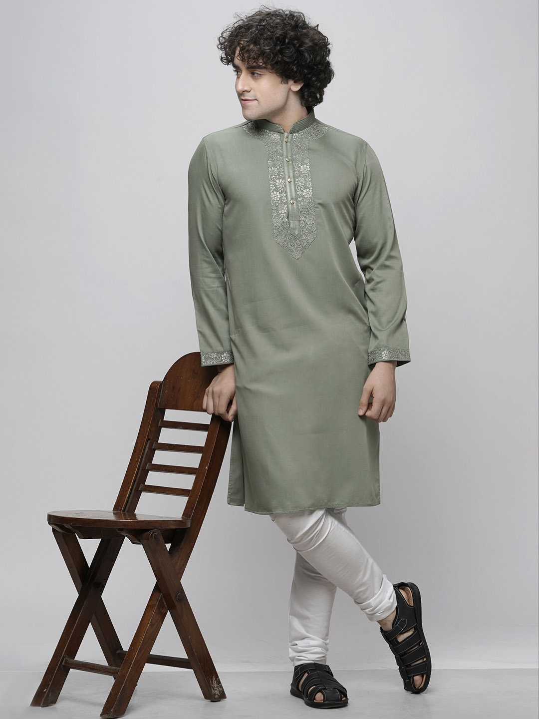 

MAAHI FABS Floral Yoke Design Thread Work Mandarin Collar Straight Kurta with Churidar, Green