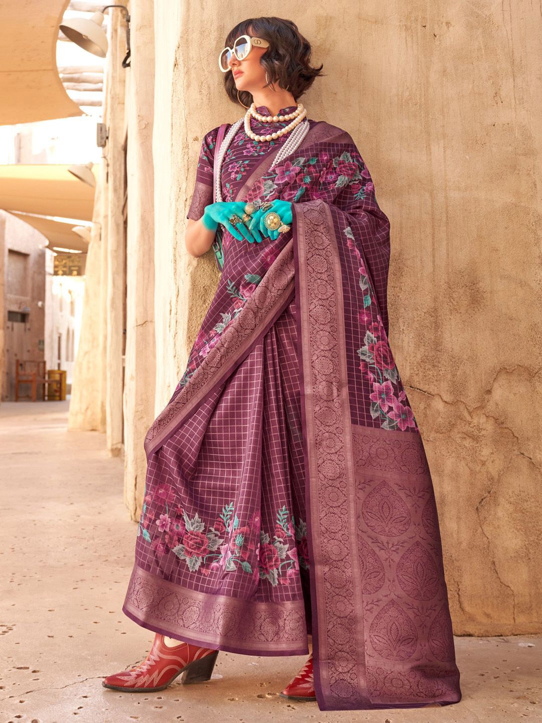 

Mitera Floral Zari Poly Georgette Sungudi Saree, Burgundy