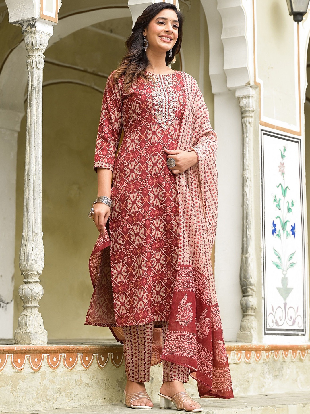 

KLOSIA Ethnic Motifs Embroidered Thread Work Kurta with Trousers & Dupatta, Maroon