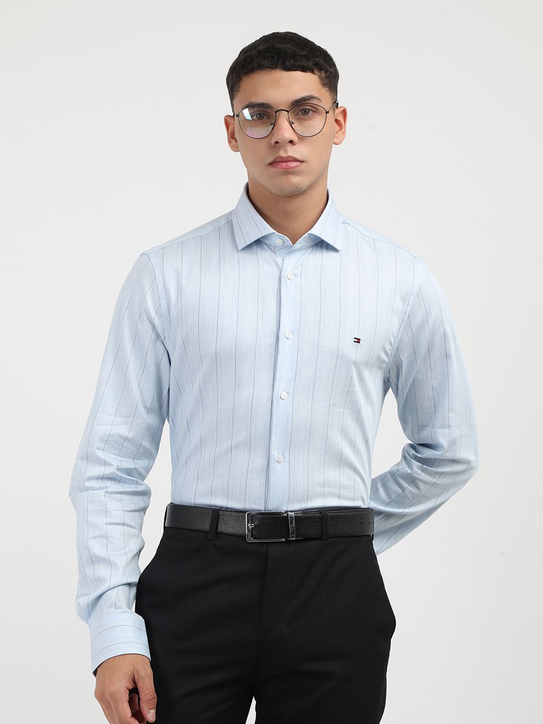

Tommy Hilfiger Men Cutaway Collar Vertical Striped Cotton Formal Shirt, Blue