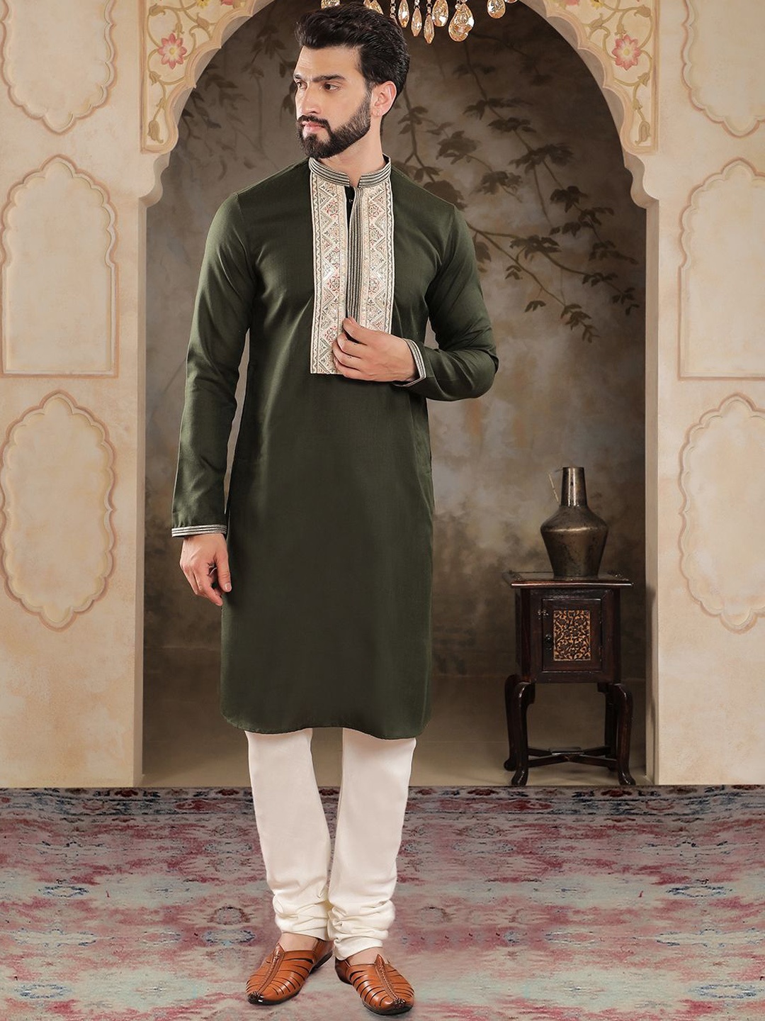 

HOUSE OF DEYANN Ethnic Motifs Embroidered Straight Kurta with Pyjamas, Green
