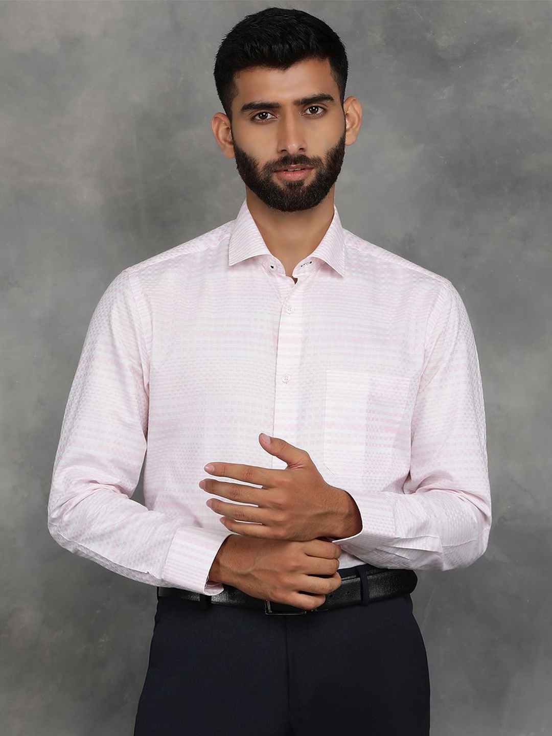 

Greenfibre Men Cutaway Collar Textured Solid Cotton Slim Fit Casual Shirt, Pink