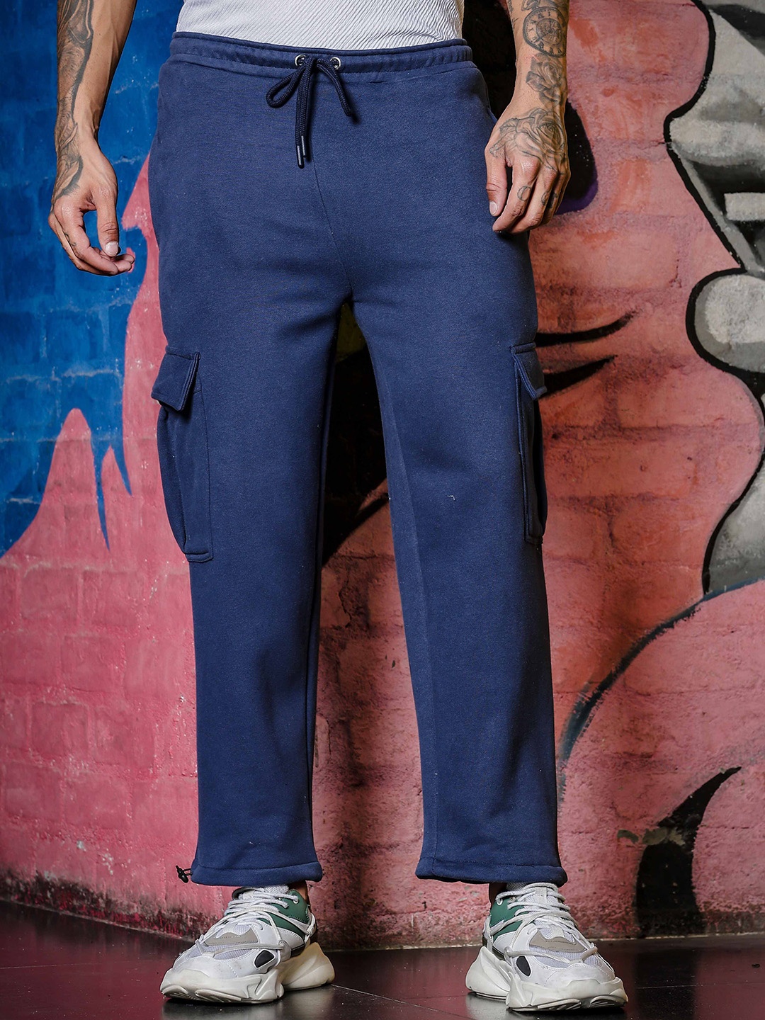 

TOMHIDDLE Men Solid Relaxed-Fit Mid-Rise Cargo Joggers, Blue