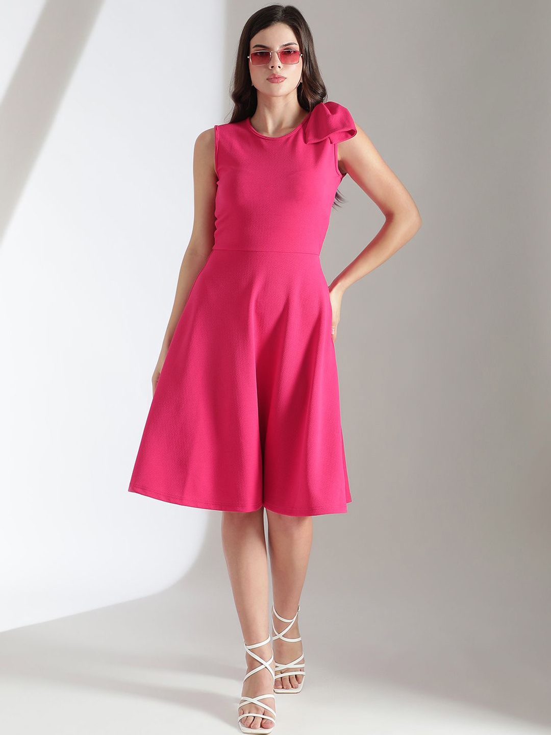 

Kotty Solid Round Neck Bow Detailed Fit & Flare Dress, Pink