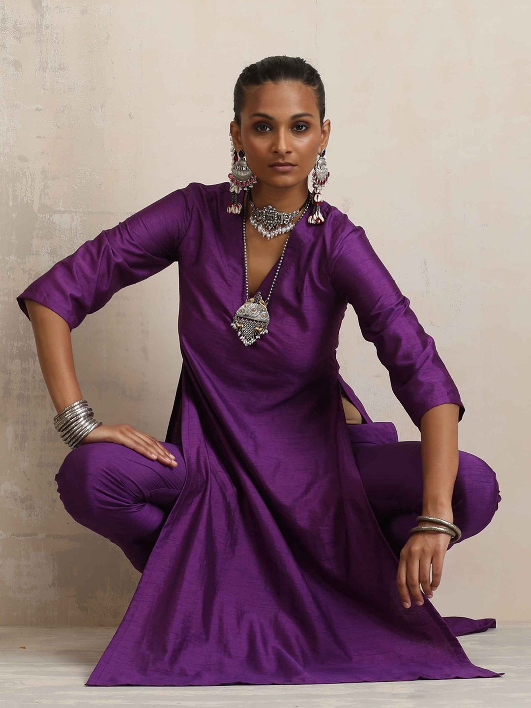 

trueBrowns V-Neck High Slit Straight Kurta with Trousers, Purple