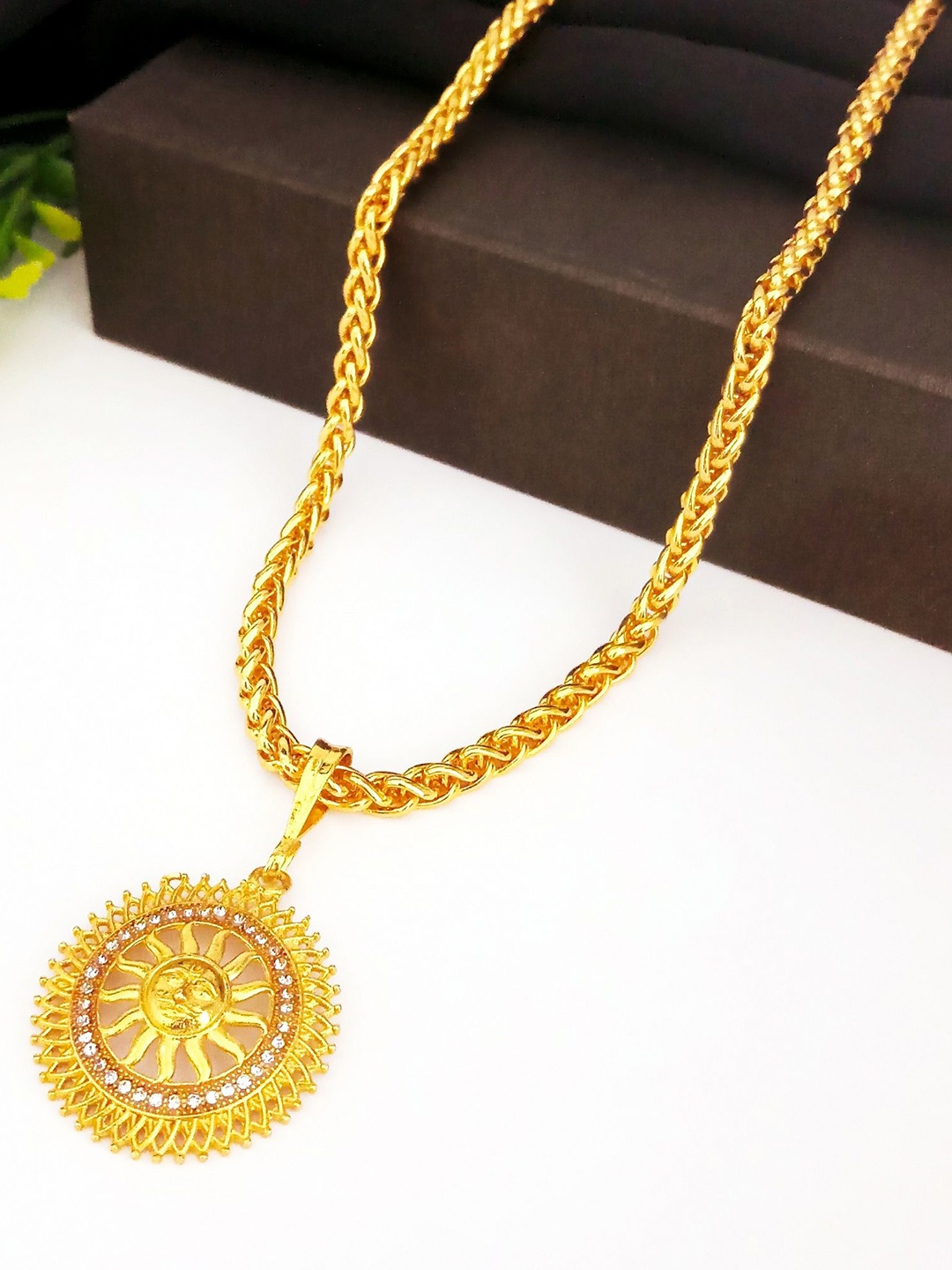 

Minprice Men Gold-Plated Circular Pendant With Chain