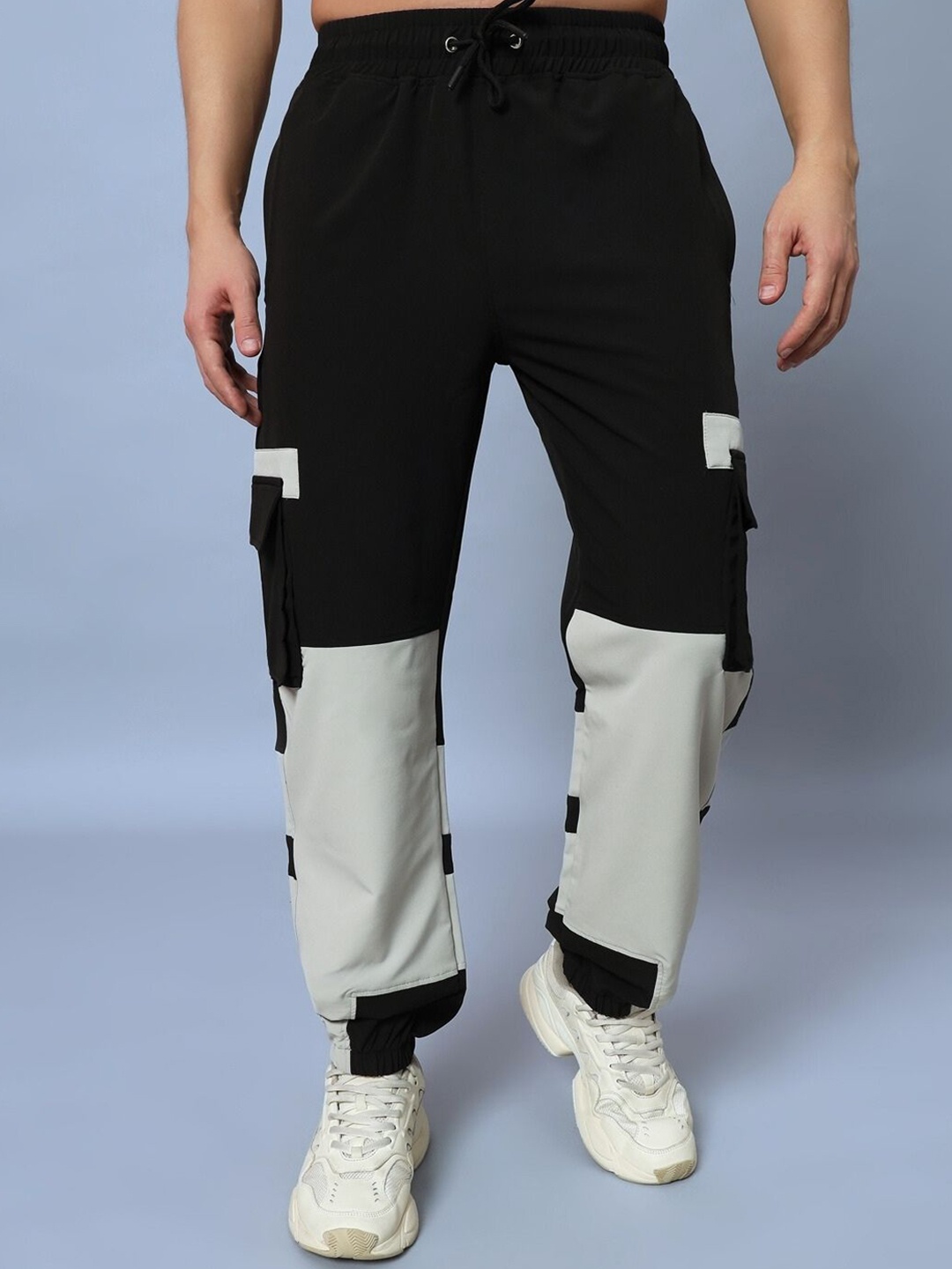 

WEARDUDS Men Colourblocked Relaxed Cargos Trousers, Black