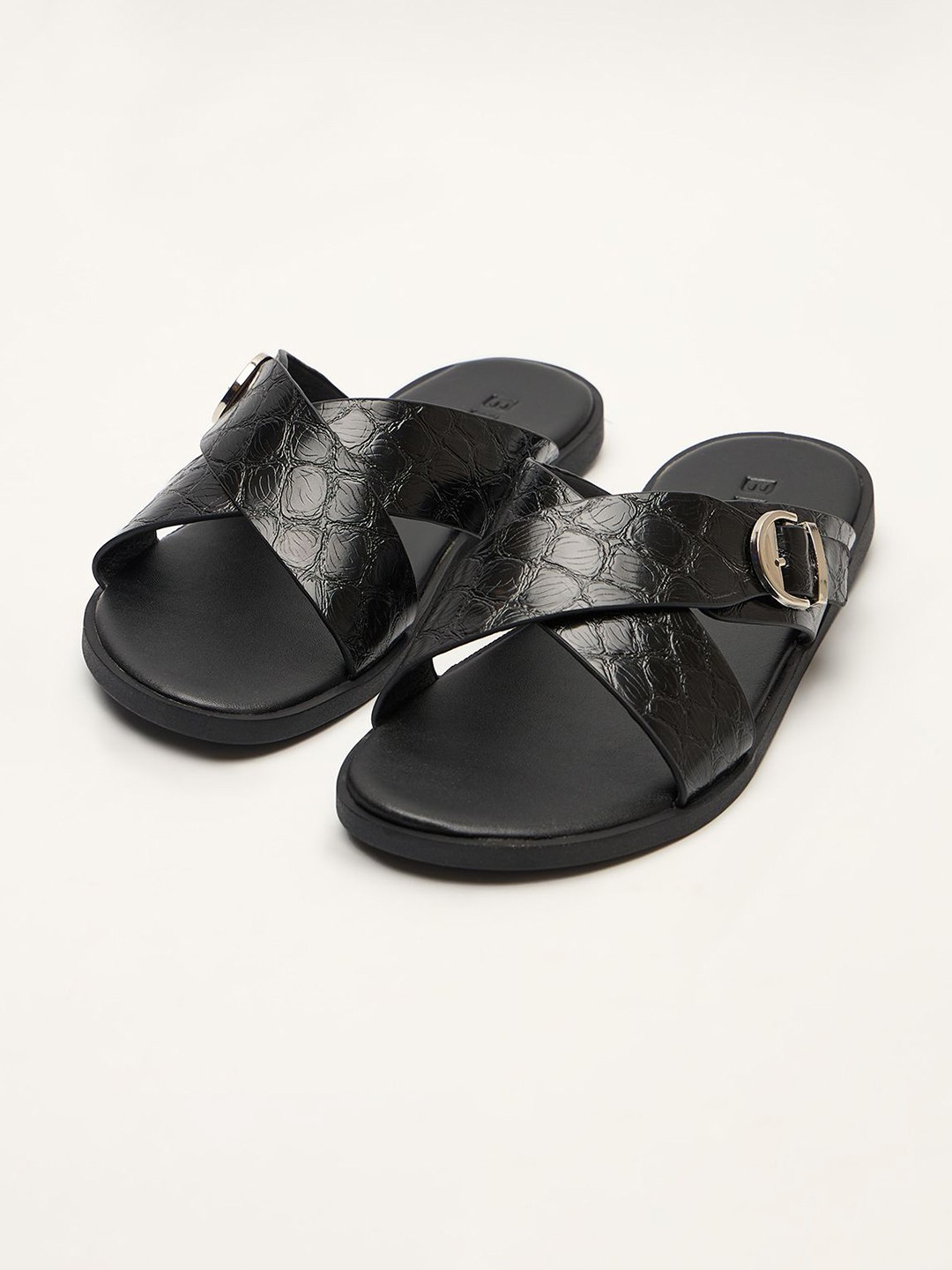

THE BEAR HOUSE Men Textured Slip-On Comfort Sandals, Black