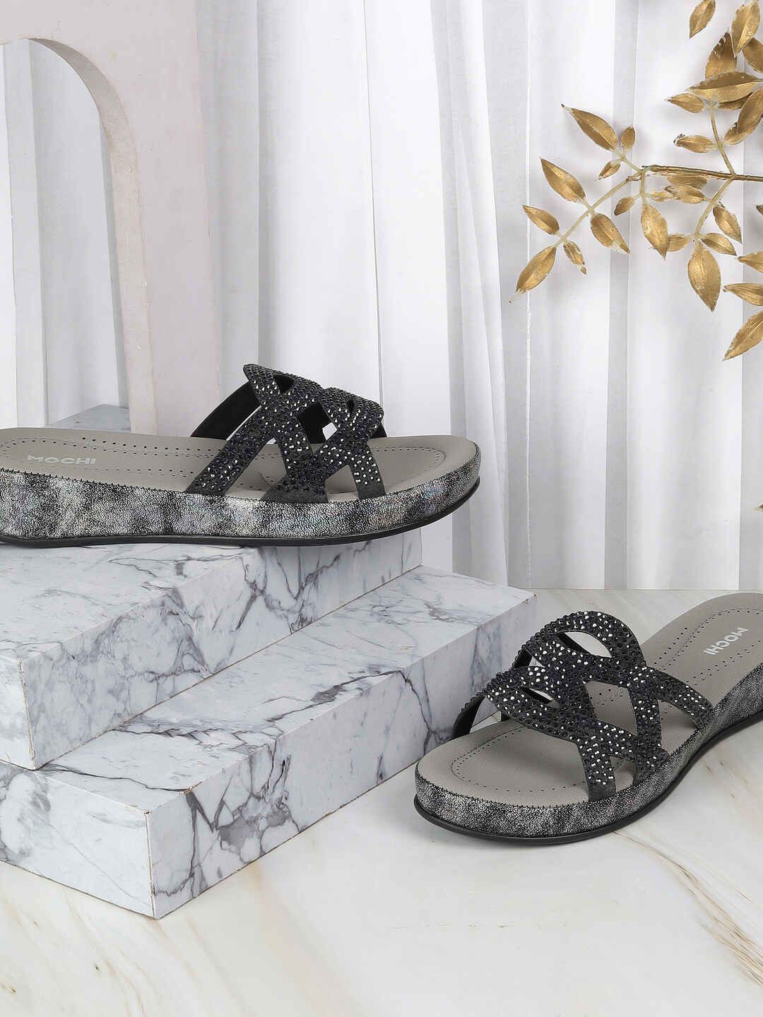 

Mochi Women's Printed Block Sandals, Black