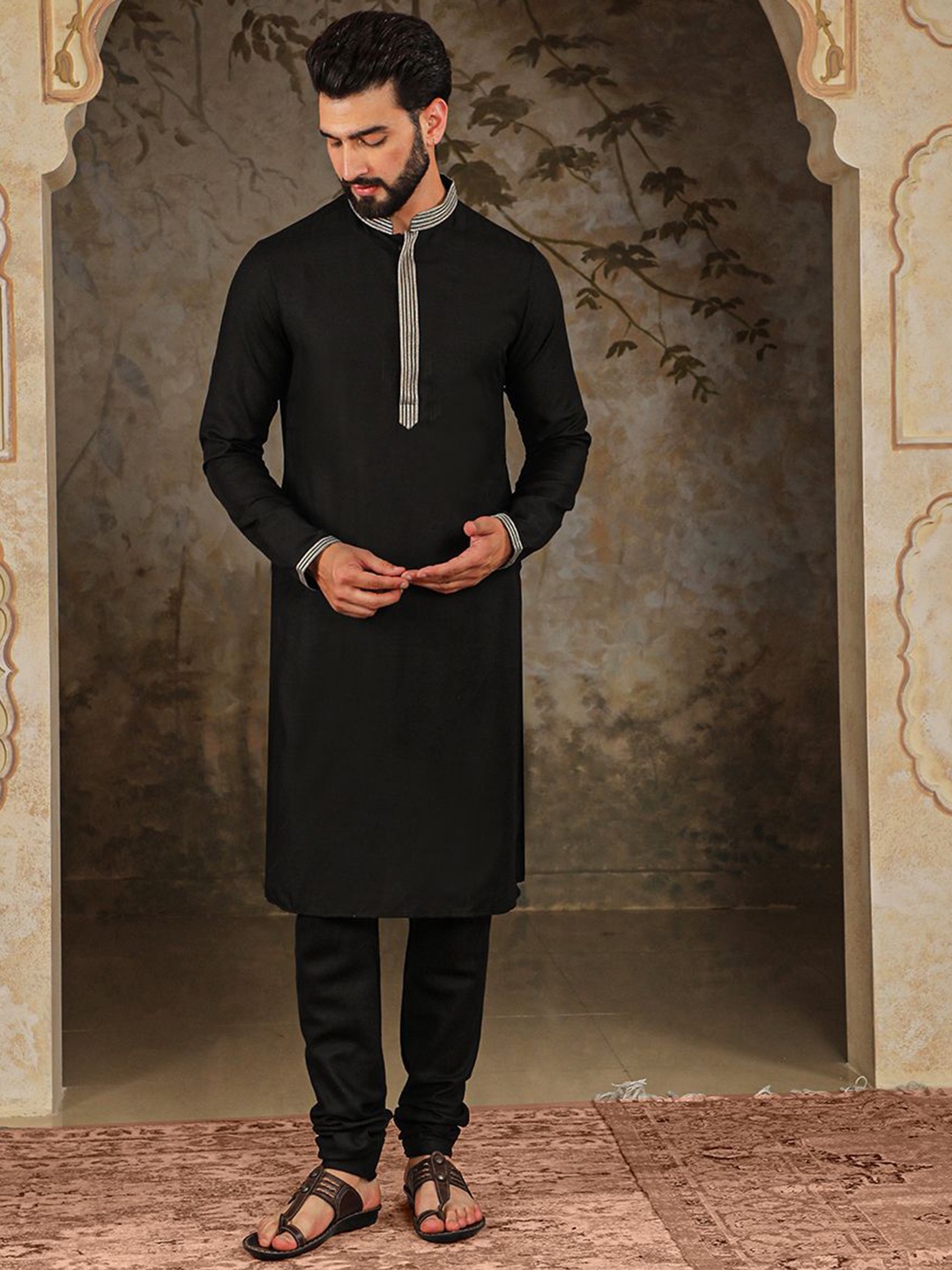 

HOUSE OF DEYANN Thread Work Kurta with Churidar, Black