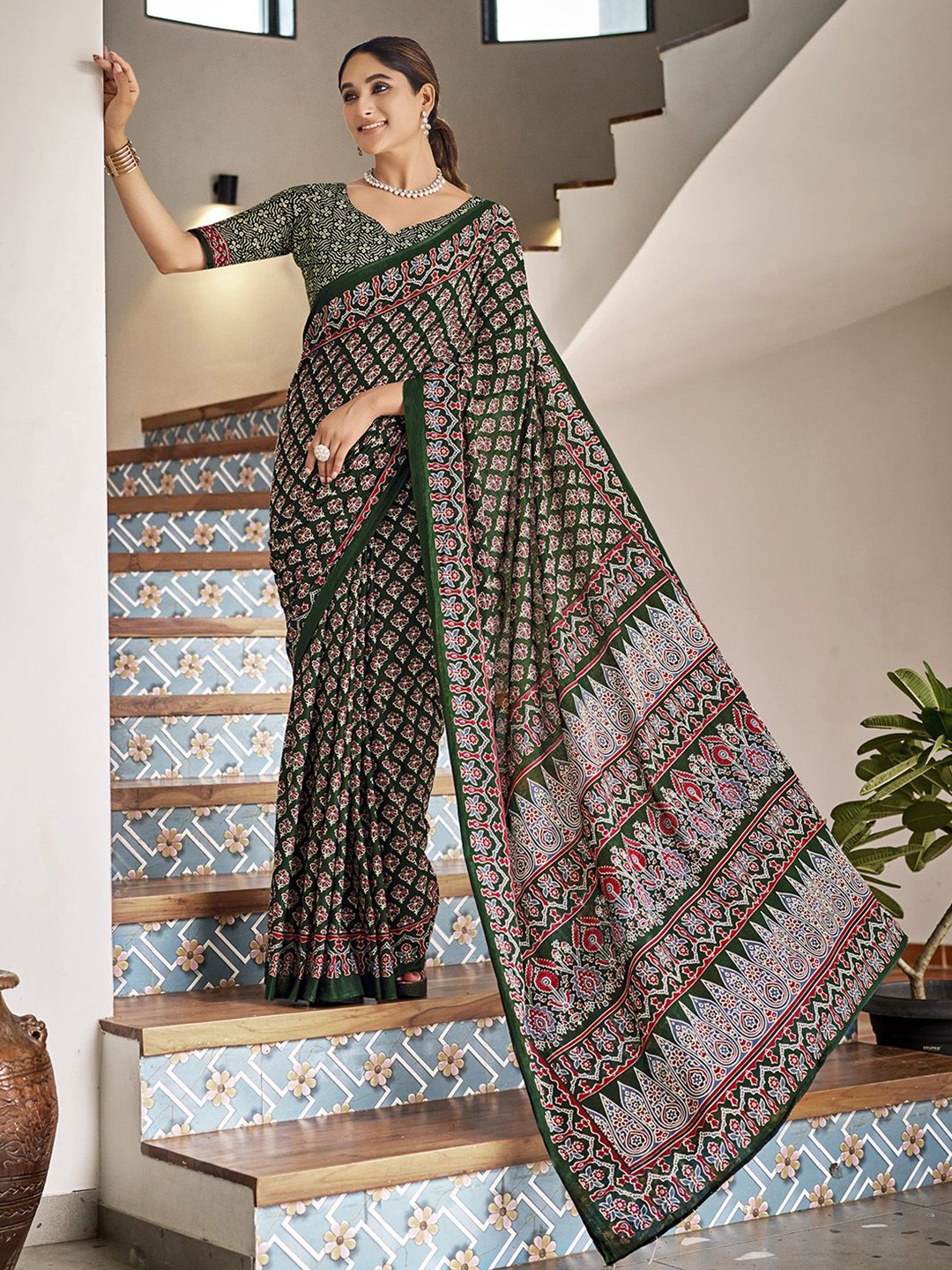 

Ishin Ethnic Motifs Printed Saree With Blouse Piece, Green
