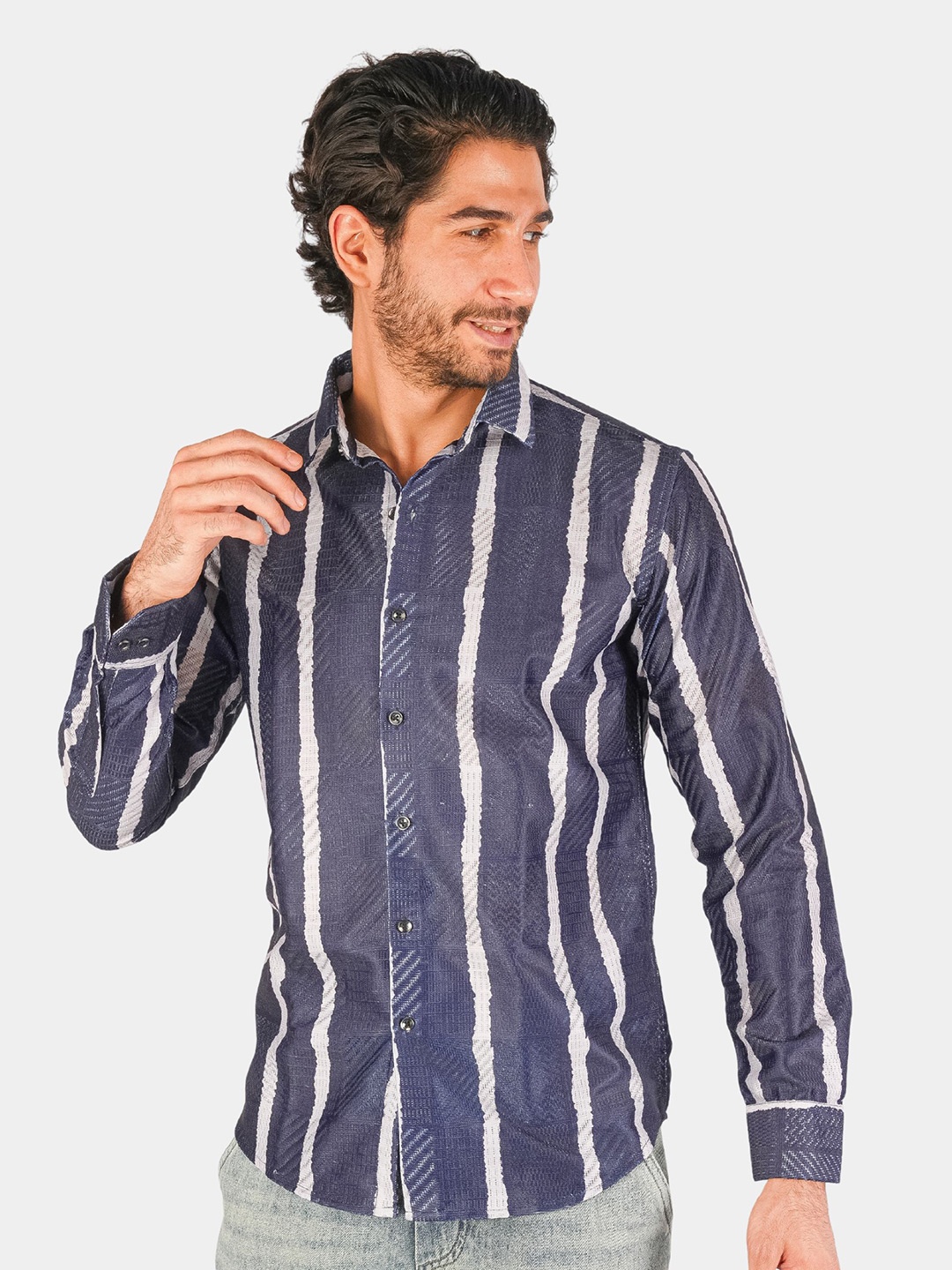 

BOTABOCHI Men Classic Spread Collar Striped Cotton Slim Fit Casual Shirt, Navy blue