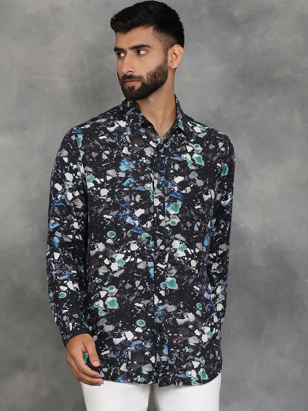 

JADE BLUE Men Cutaway Collar Abstract Printed Slim Fit Casual Shirt, Black
