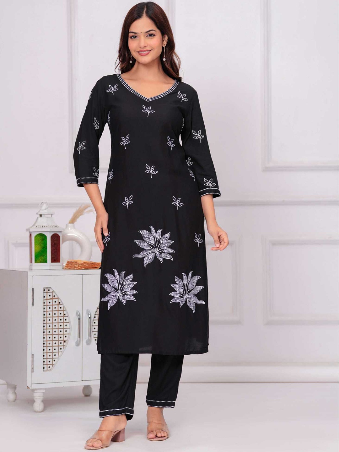

NEW4U Floral Embroidered Thread Work V-Neck Straight Kurta With Trousers, Black