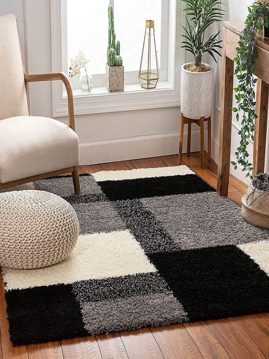 

Banchmark Home Furnishings Beige & Black Geometric Anti-Skid Shaggy Carpet