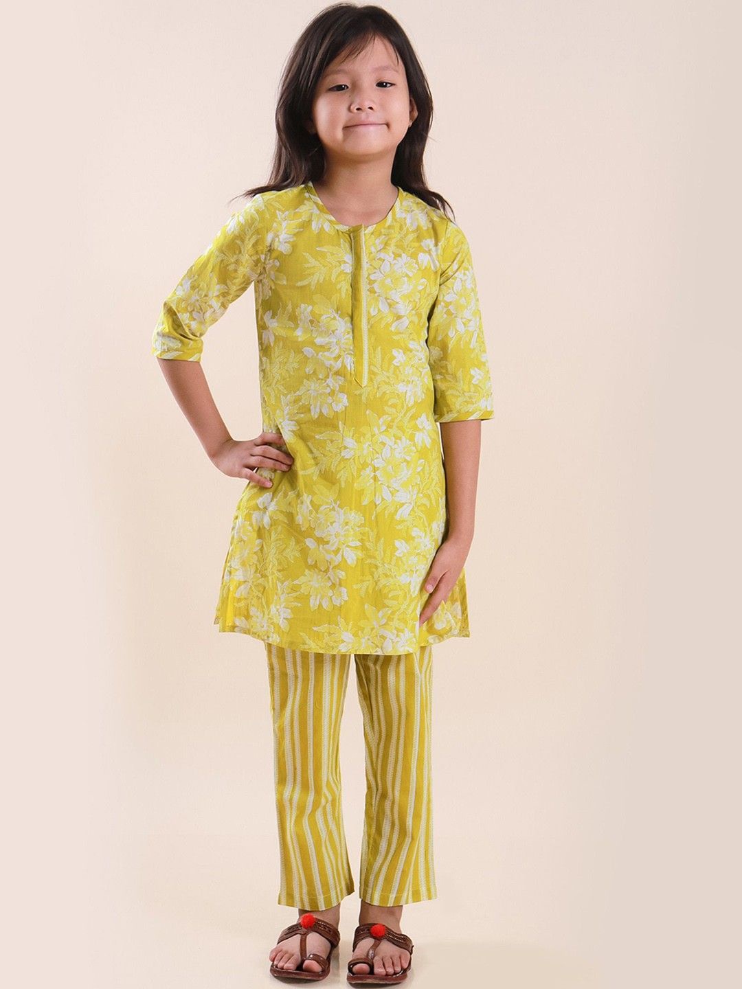 

BAESD Girls Floral Printed Regular Pure Cotton Kurta with Trousers, Yellow