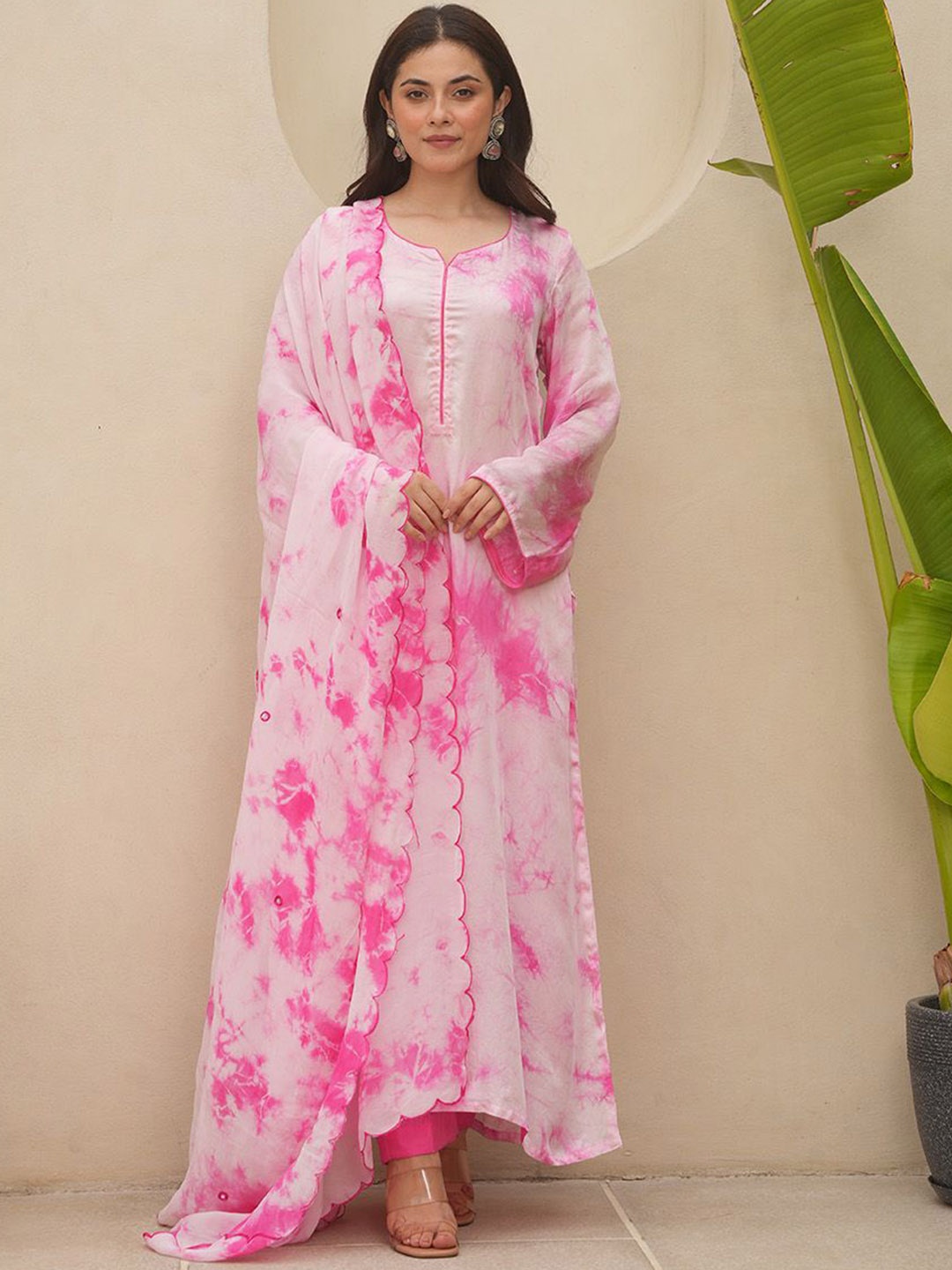 

OneWe Dyed Sweetheart Neck Pure Silk Kurta With Trousers & Dupatta, Pink